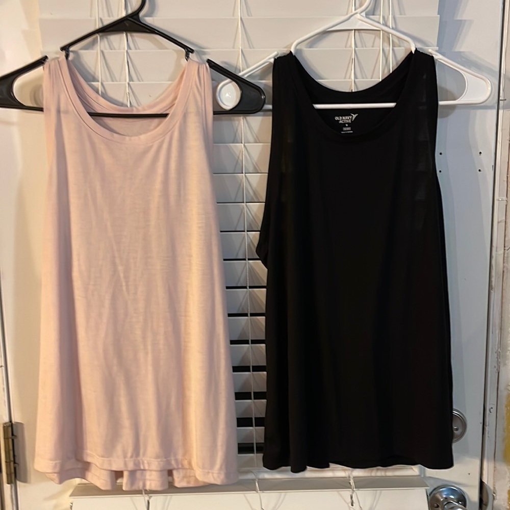 Women’s medium bundle of 2 Old Navy Active Go-Dry tanks